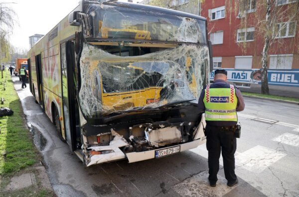 Nesreća kod Požege, sudarili se teretno vozilo i autobus pun putnika Nesreća kod Požege, sudarili se teretno vozilo i autobus pun putnika