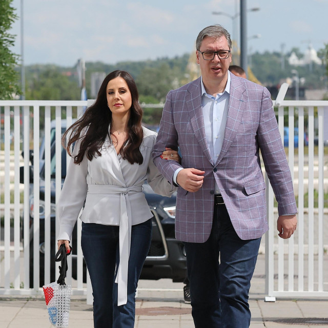 Pogledajte Vučićevu ženu kako pleše u Keniji: Nije upalilo, afrička zemlja danas je priznala Kosovo Pogledajte Vučićevu ženu kako pleše u Keniji: Nije upalilo, afrička zemlja danas je priznala Kosovo