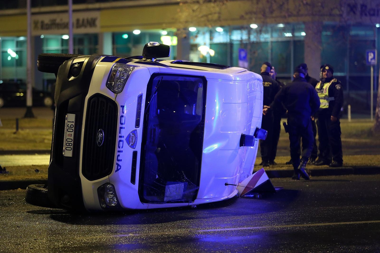Policija upalila rotirke, kombi se dao u bijeg, uslijedio je kaos: Kroz crveno sa 130 km/h, slalom u suprotnom pravcu, a onda krš i lom Policija upalila rotirke, kombi se dao u bijeg, uslijedio je kaos: Kroz crveno sa 130 km/h, slalom u suprotnom pravcu, a onda krš i lom