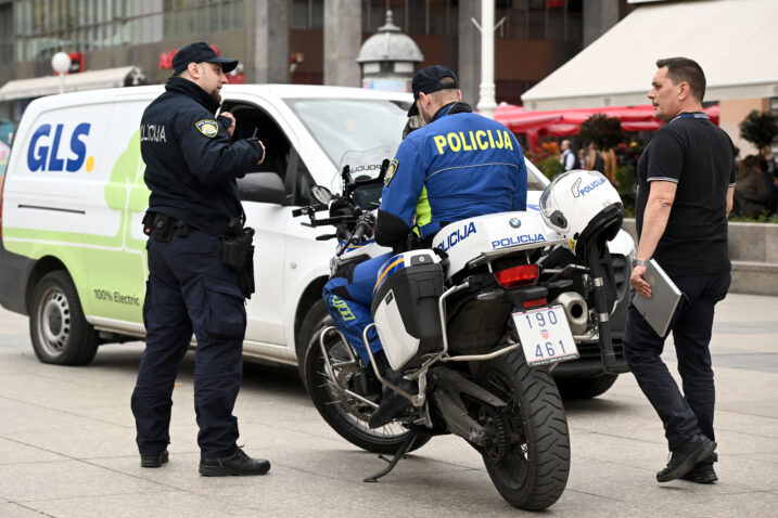 Dijete koje je udario kombi na Trgu bana Jelačića izvan životne opasnosti Dijete koje je udario kombi na Trgu bana Jelačića izvan životne opasnosti
