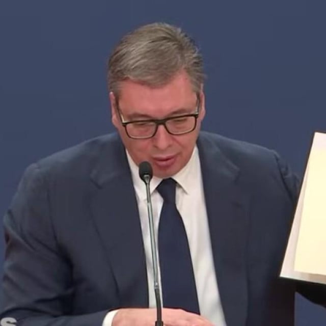 Vučić mahao papirima: Zvučni top? Stigao je izvještaj FSB-a, ovo je u originalu na ruskom. Sad ću vam reći što su napravili… Vučić mahao papirima: Zvučni top? Stigao je izvještaj FSB-a, ovo je u originalu na ruskom. Sad ću vam reći što su napravili…