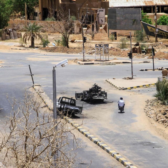 Eksplozije odjeknule u Port Sudanu dok građanski rat već treći dan potresa donedavno miran grad Eksplozije odjeknule u Port Sudanu dok građanski rat već treći dan potresa donedavno miran grad