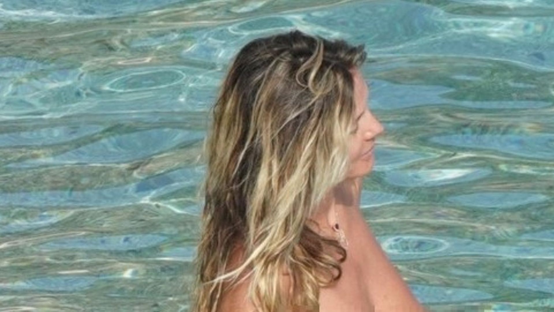 Heidi Klum u minijaturnim tangama pozirala pored bazena Heidi Klum u minijaturnim tangama pozirala pored bazena