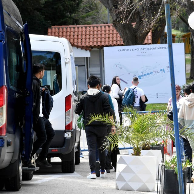 Hrvatski liječnici traže obavezne preglede za strane radnike: ‘Moramo na vrijeme zaustaviti moguće žarišta‘ Hrvatski liječnici traže obavezne preglede za strane radnike: ‘Moramo na vrijeme zaustaviti moguće žarišta‘