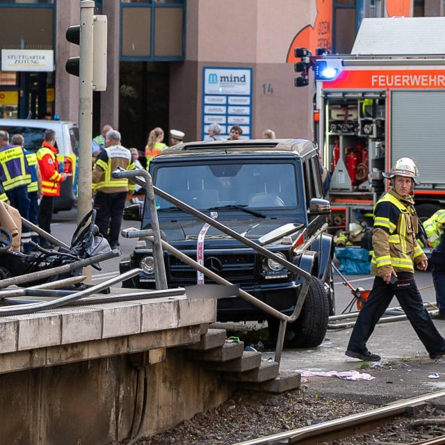Mercedesom se zabio u ljude u Stuttgartu, najmanje je osam osoba ozlijeđeno, troje teško. Istraga traje Mercedesom se zabio u ljude u Stuttgartu, najmanje je osam osoba ozlijeđeno, troje teško. Istraga traje