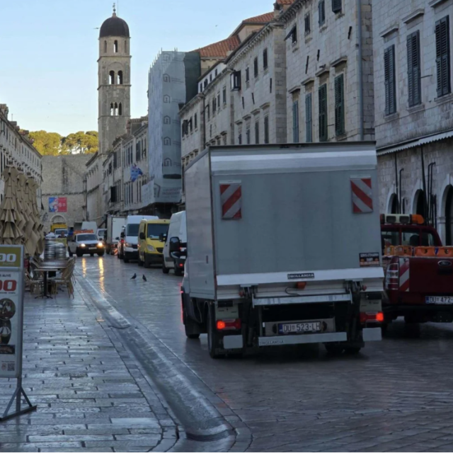 Mrežama se šire fotografije sa Straduna, u Gradu ljuti: ‘Ukint ćemo im dozvole za ulazak u povijesnu jezgru!‘ Mrežama se šire fotografije sa Straduna, u Gradu ljuti: ‘Ukint ćemo im dozvole za ulazak u povijesnu jezgru!‘