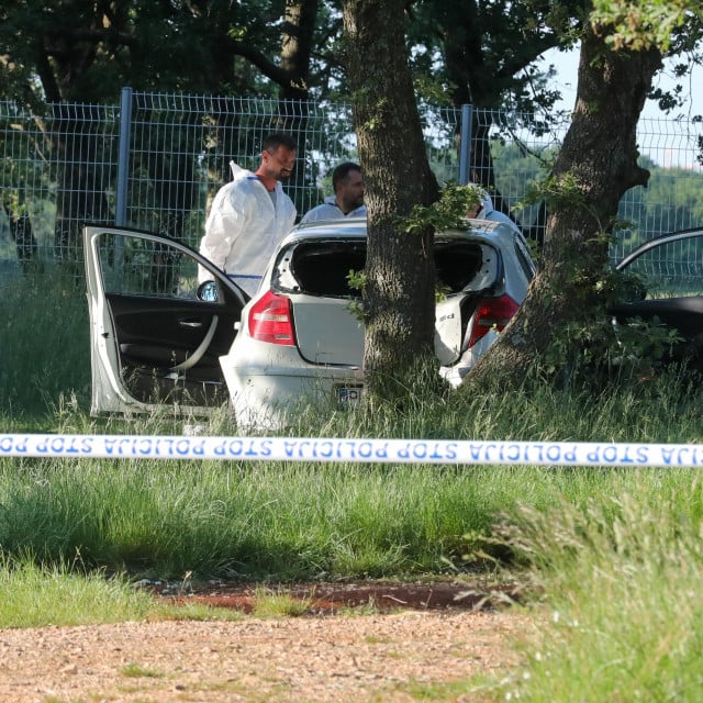 Muškarac ubio ženu, nedavno ga je napustila: Policija pretražuje razbijeni auto u šumi, mještani ne mogu vjerovati, svi su ih poznavali Muškarac ubio ženu, nedavno ga je napustila: Policija pretražuje razbijeni auto u šumi, mještani ne mogu vjerovati, svi su ih poznavali