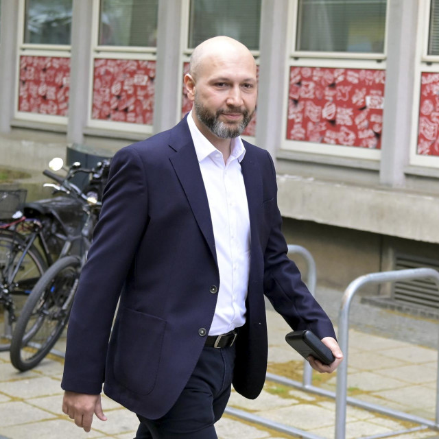 ‘Ovo je primjer političkog nemorala i bešćutnosti. Čovjek je bolestan, a HDZ ga je pritisnuo da ide na izbore‘ ‘Ovo je primjer političkog nemorala i bešćutnosti. Čovjek je bolestan, a HDZ ga je pritisnuo da ide na izbore‘