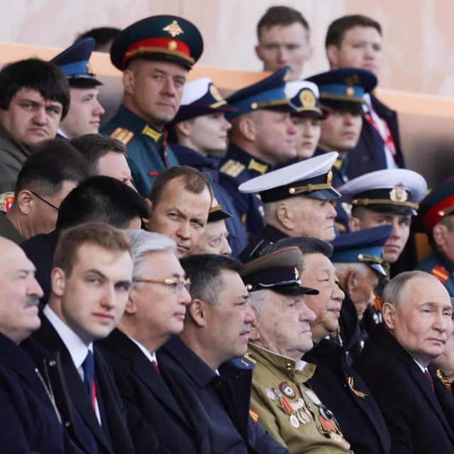 Pojavio se u prvom redu parade u Moskvi, visok, plav, zgodan… Nimalo nalik na oca diktatora koji ga priprema za nasljednika Pojavio se u prvom redu parade u Moskvi, visok, plav, zgodan… Nimalo nalik na oca diktatora koji ga priprema za nasljednika
