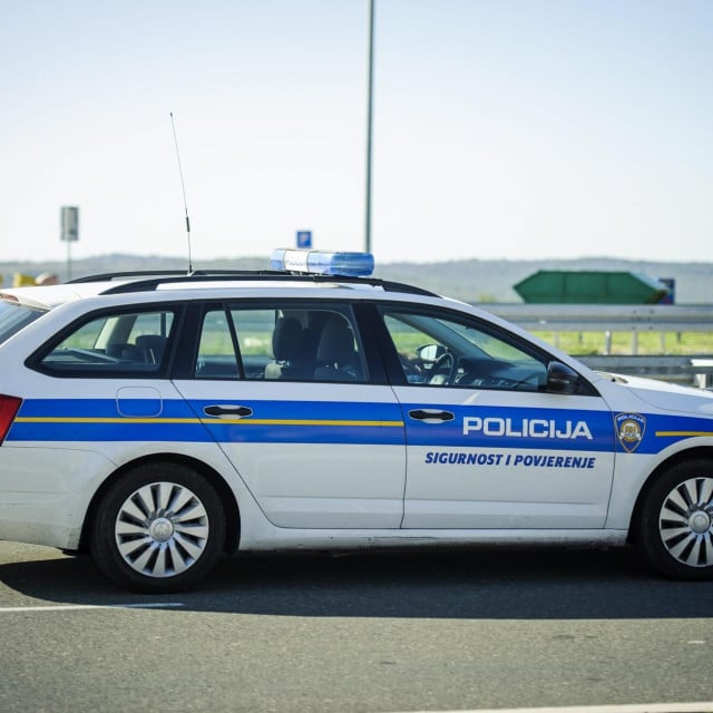 Presretač na A1 zaustavio dva sumnjiva muškarca, pas brzo pronašao velike količine kokaina Presretač na A1 zaustavio dva sumnjiva muškarca, pas brzo pronašao velike količine kokaina