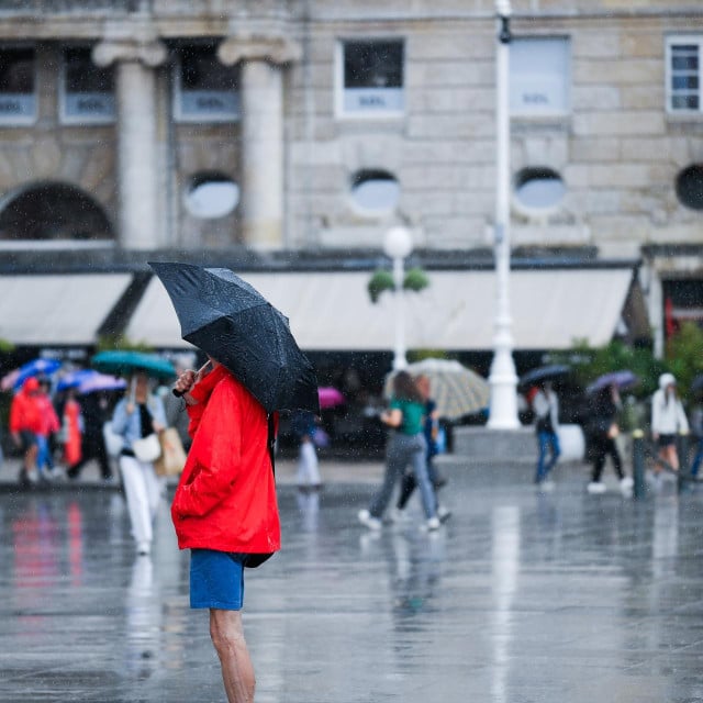 Temperature će sutra ići preko 30, a onda nas očekuje veliko pogoršanje, zahladnjenje će se posebno osjetiti na kontinentu Temperature će sutra ići preko 30, a onda nas očekuje veliko pogoršanje, zahladnjenje će se posebno osjetiti na kontinentu