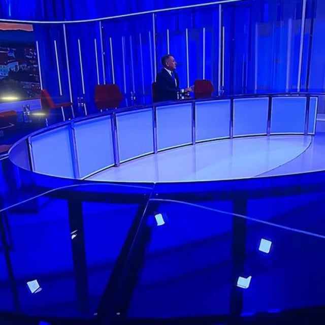 Totalni fijasko sučeljavanja na HRT-u: Kandidati odbili ući u studio, Lovrić debatirao sam sa sobom! Totalni fijasko sučeljavanja na HRT-u: Kandidati odbili ući u studio, Lovrić debatirao sam sa sobom!